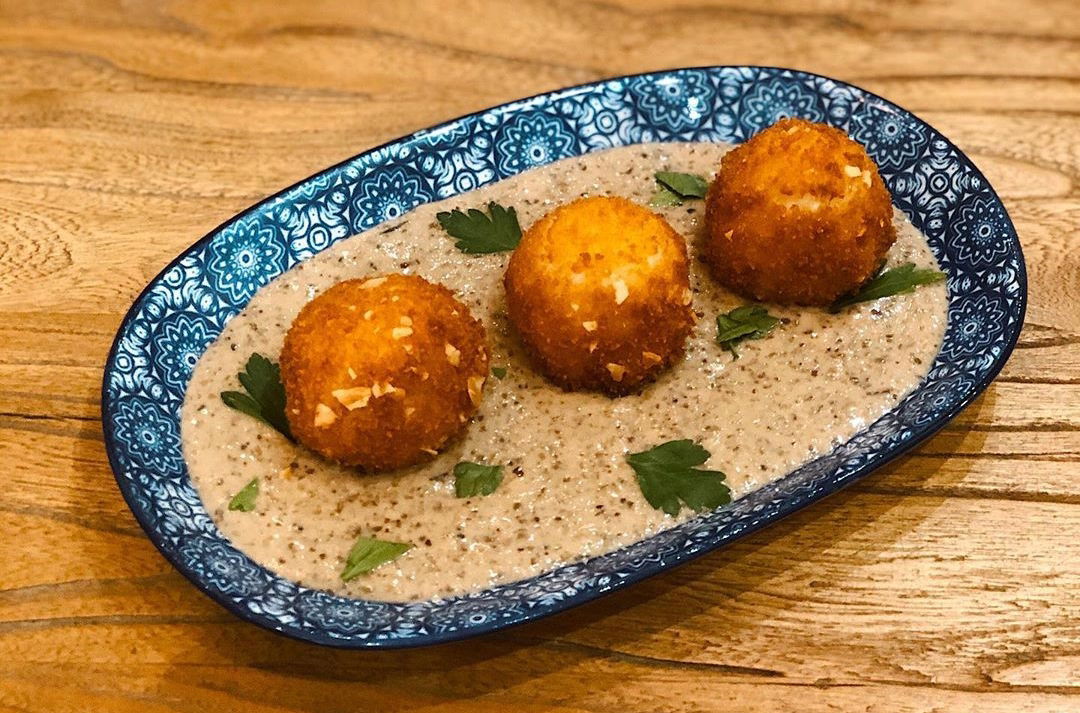 ארנצ׳יני מוצרלה על מצע קרם שמנת, פטריות וערמונים