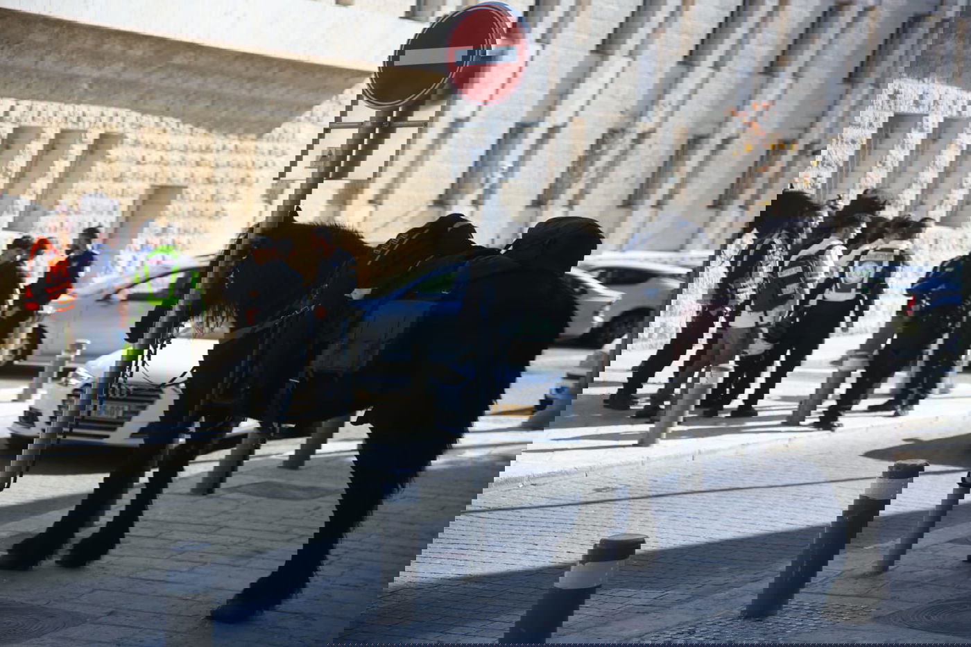 שני פרשים נכנסו למאה שערים וחטפו אבנים; שוטר נפצע