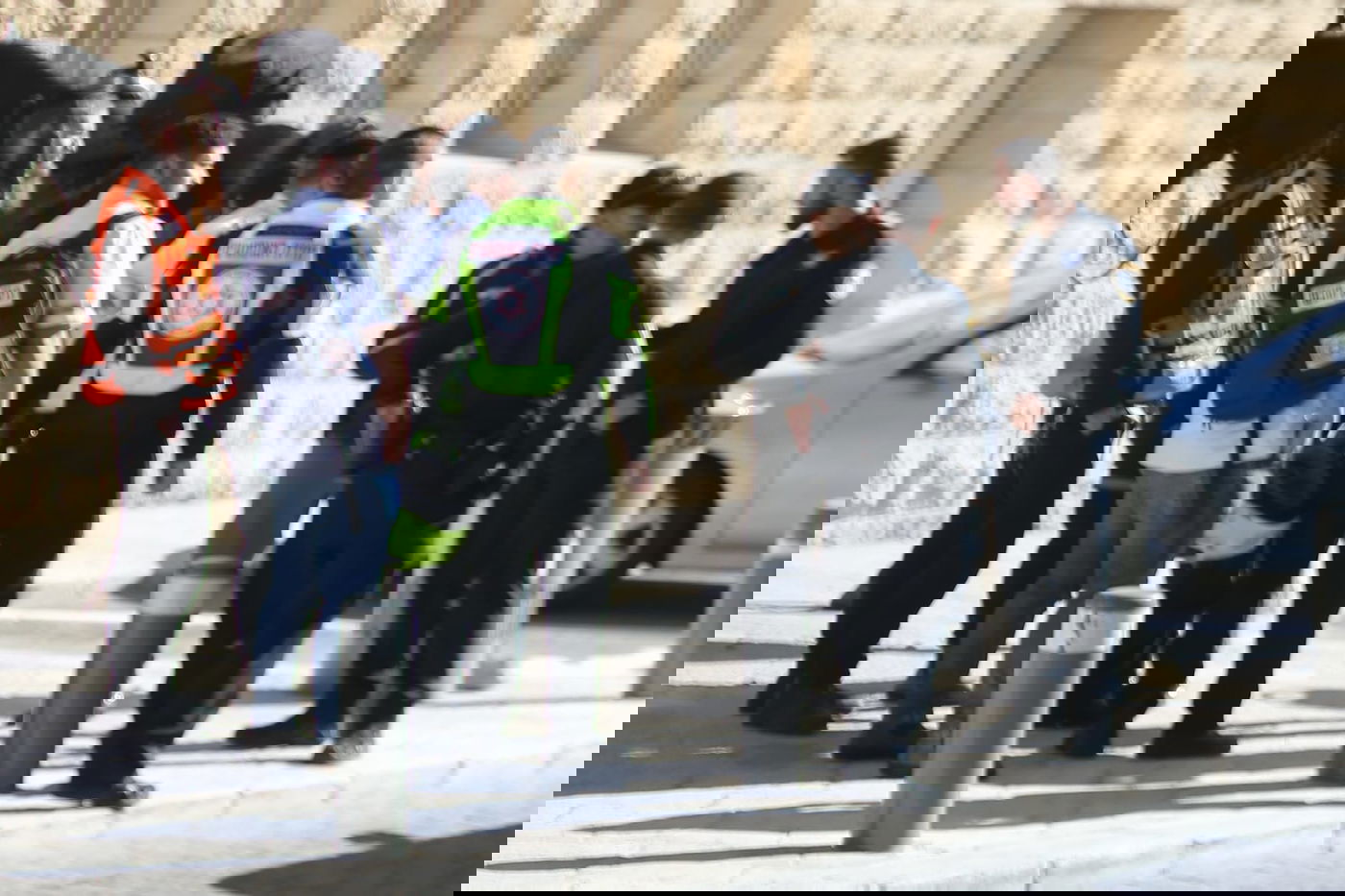 שני פרשים נכנסו למאה שערים וחטפו אבנים; שוטר נפצע