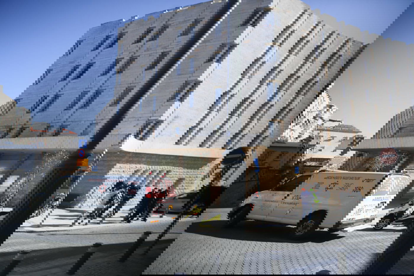 שני פרשים נכנסו למאה שערים וחטפו אבנים; שוטר נפצע