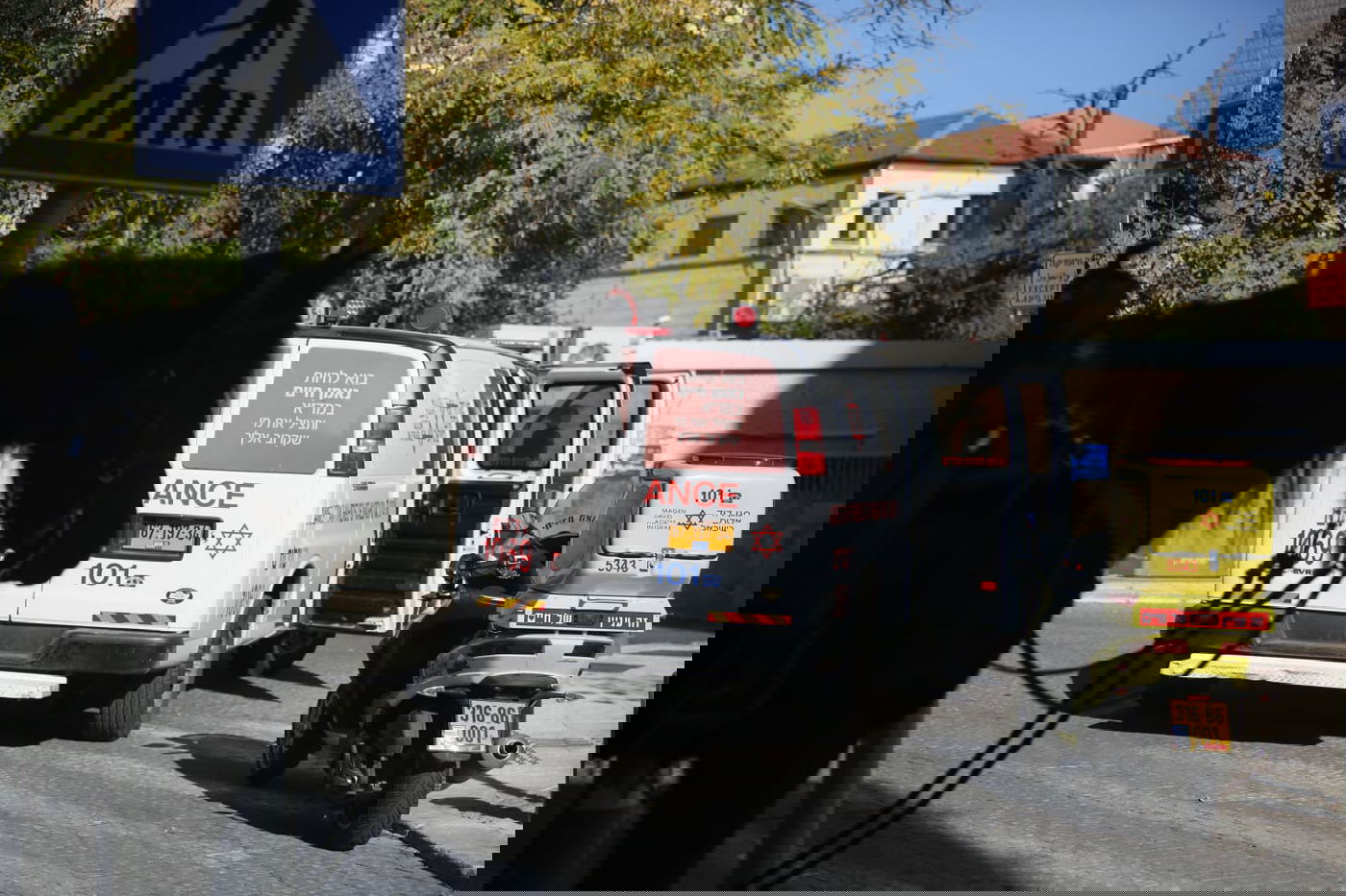 שני פרשים נכנסו למאה שערים וחטפו אבנים; שוטר נפצע