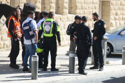 שני פרשים נכנסו למאה שערים וחטפו אבנים; שוטר נפצע