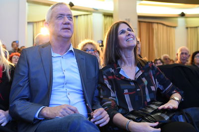 רויטל גנץ לצד בעלה