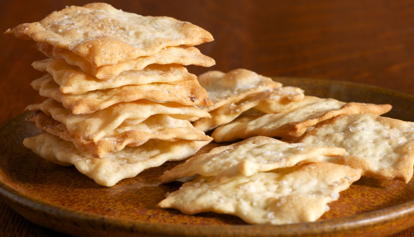 קרקרים בטעם גבינה שהולכים נהדר עם כל מטבל - וגם בלעדיו