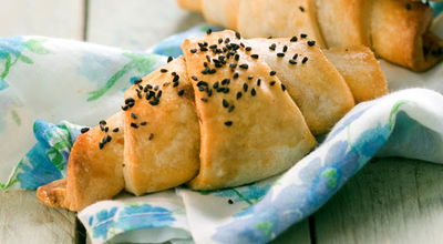 בצק ממולא בפטריות ומגולגל לכיסונים. מנה ראשונה נפלאה וחגיגית.