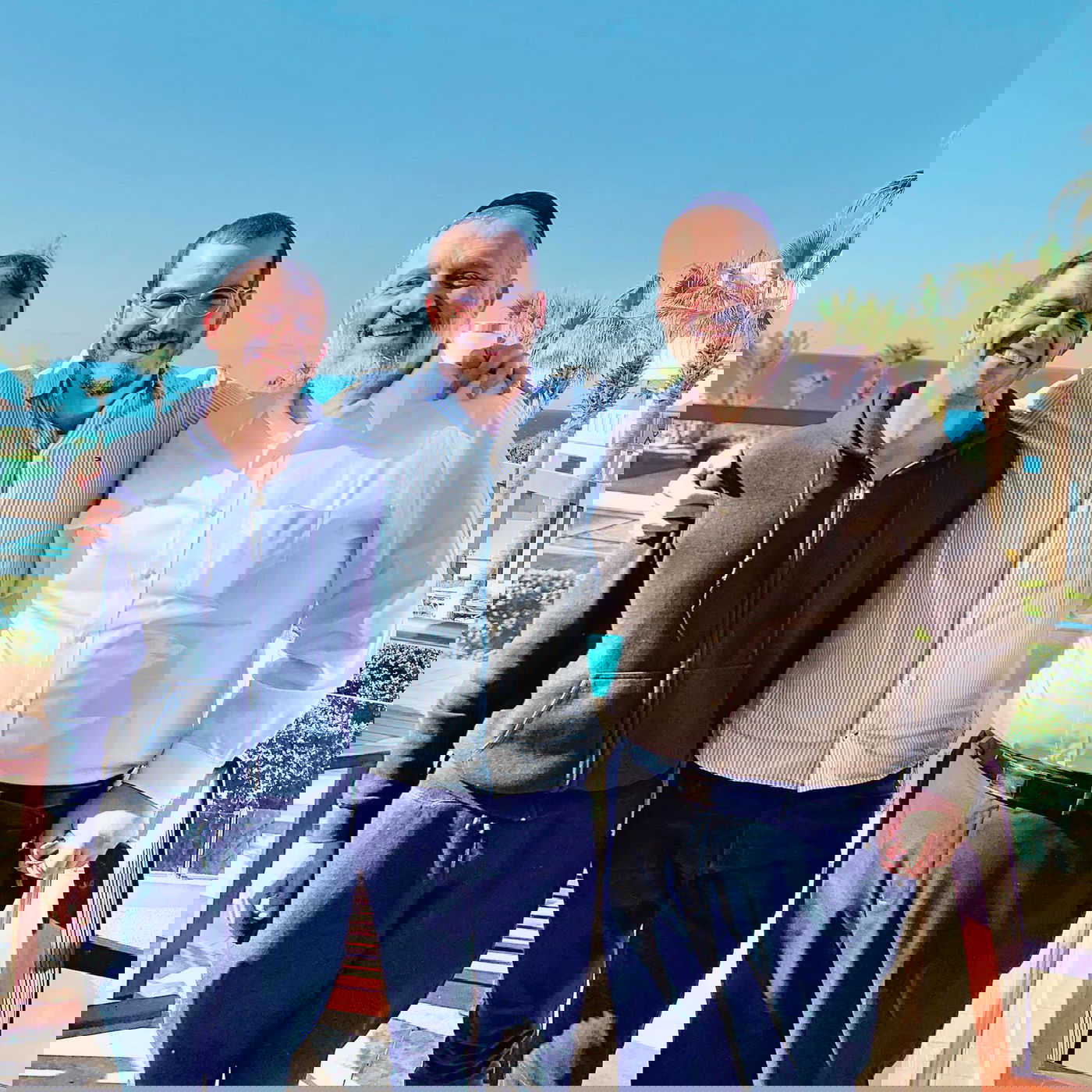 אריה דרעי ובנו יענקי עם יוני כהנא מ'הלגונה הכחולה'