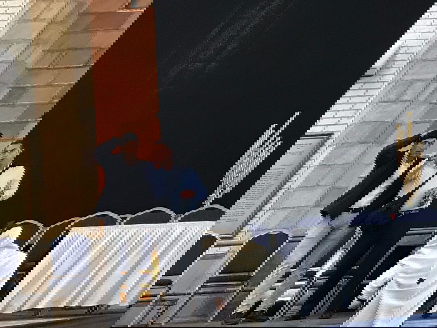 מאבטחי ראש הממשלה סורקים את אולם ה'התוועדות', היום