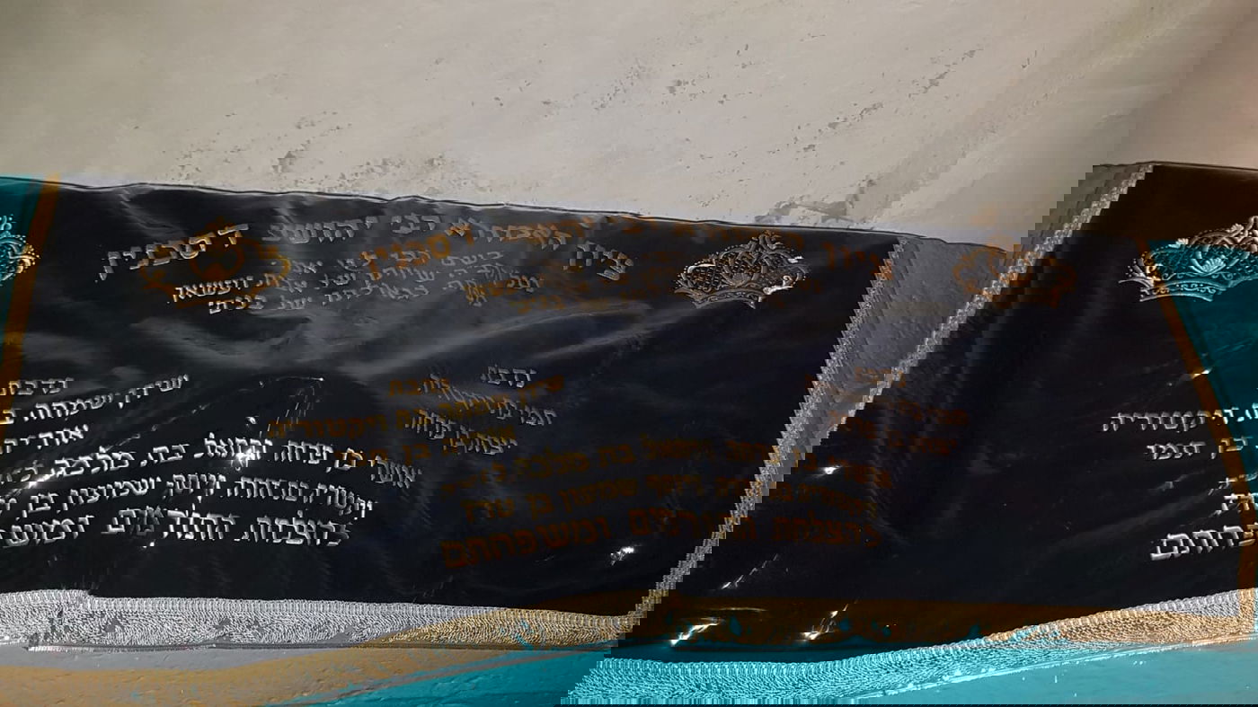 יהודי מימן, מוסלמים שיפצו את מערת האמורא רבי יהושע