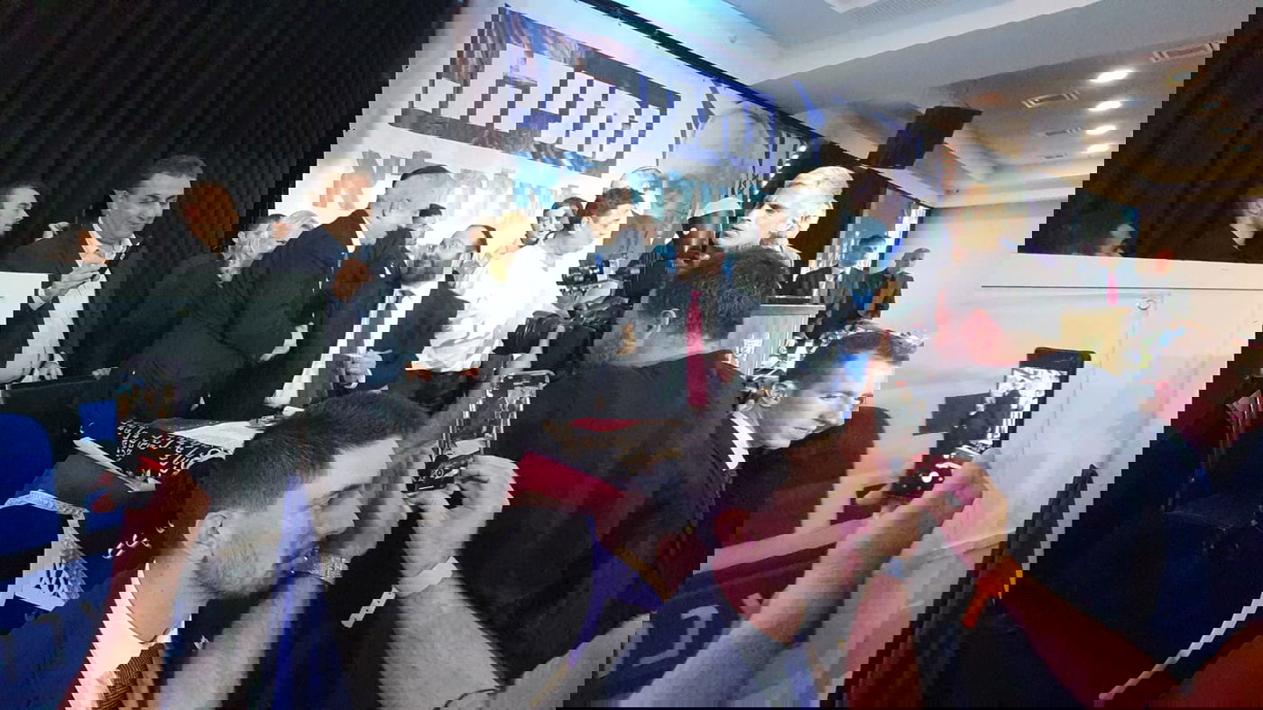 בנימין נתניהו כתב אות בס"ת לניצחון בפריימריז • צפו