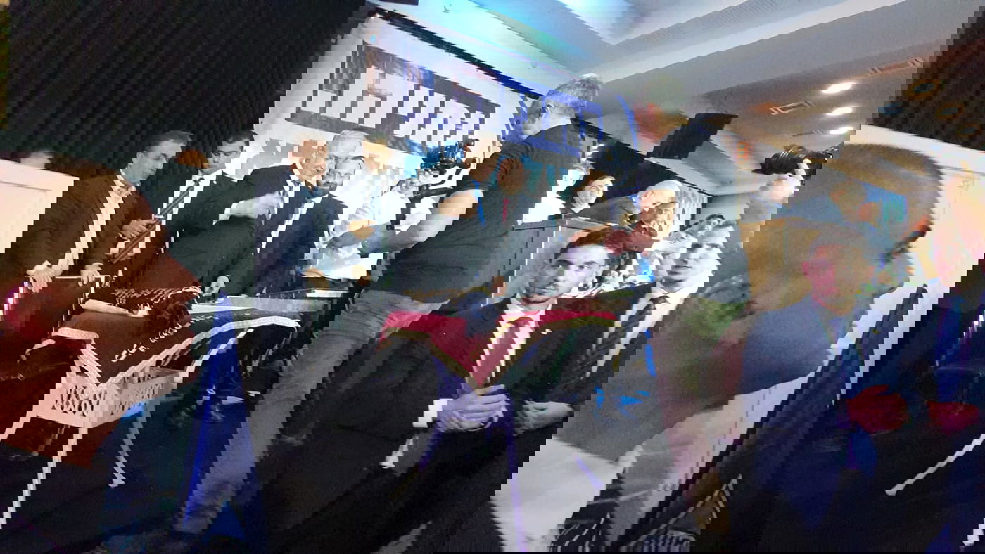 בנימין נתניהו כתב אות בס"ת לניצחון בפריימריז • צפו