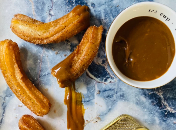 פשוט וואו: צ'ורוס מצופים בסוכר וקינמון, עם מטבל ריבת חלב-קפה