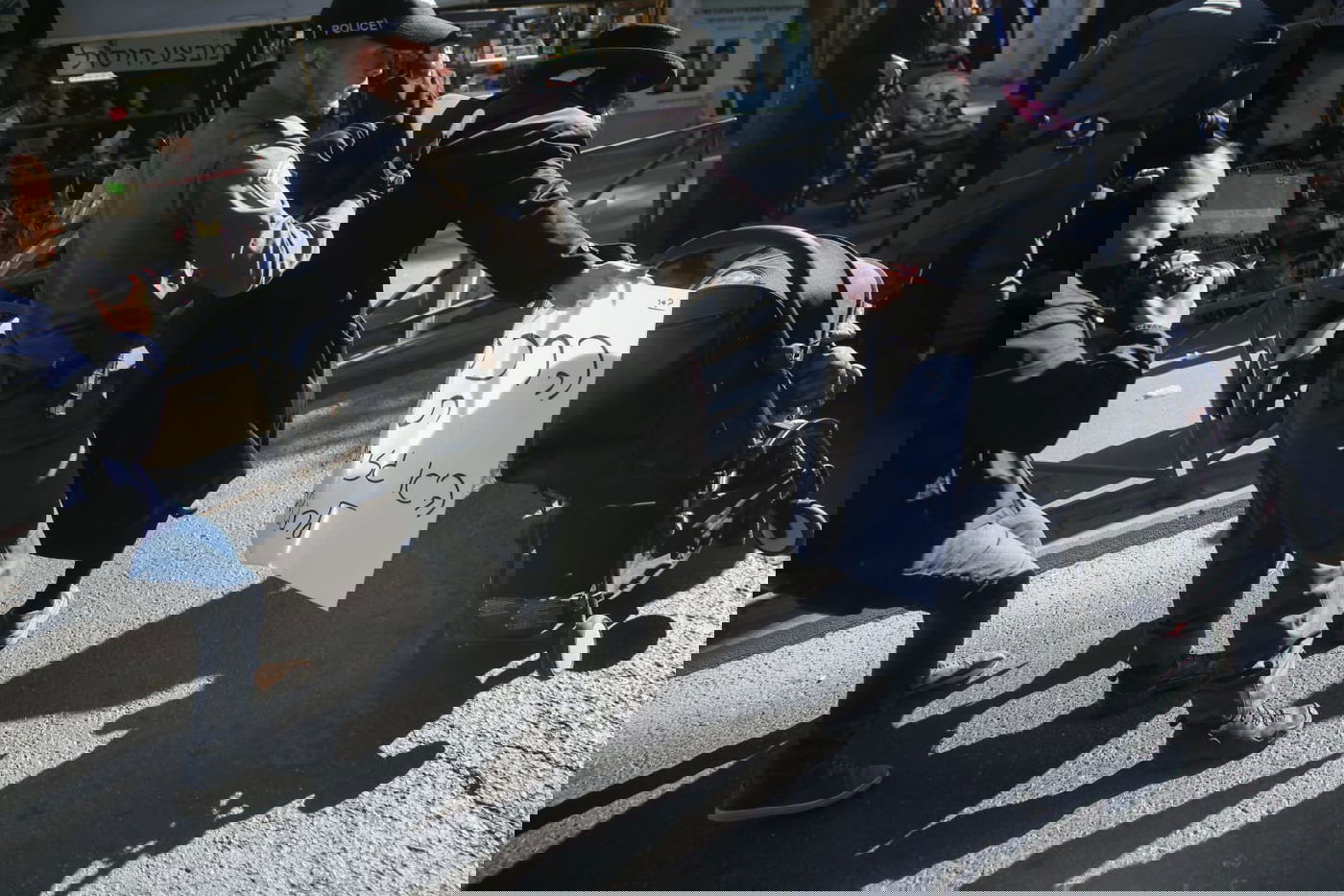 הקיצונים התיישבו עם ילדיהם באתר בניית הרכבת הקלה