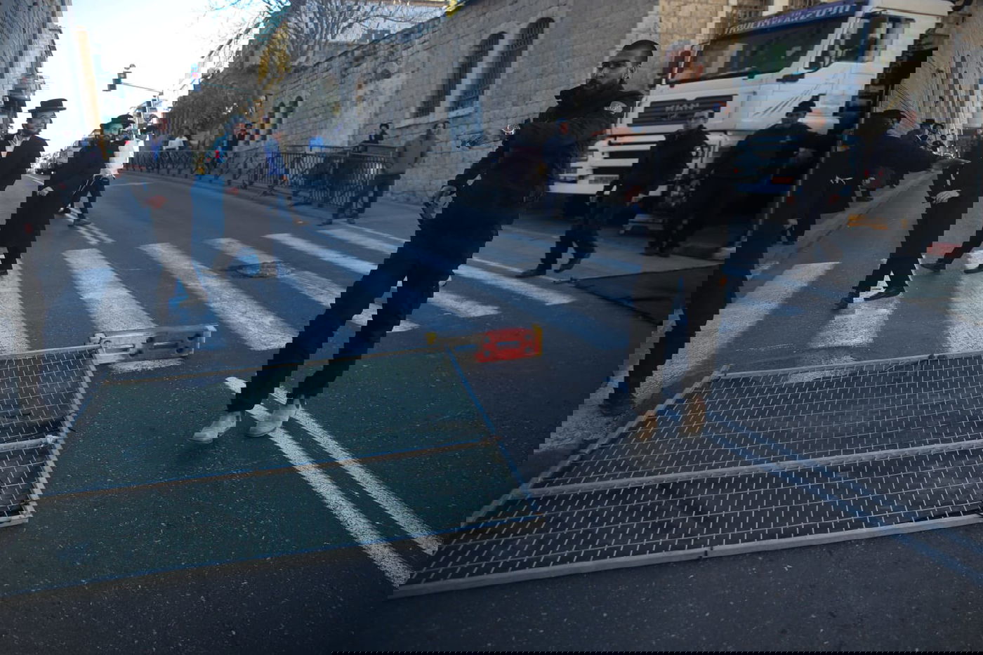 הקיצונים התיישבו עם ילדיהם באתר בניית הרכבת הקלה