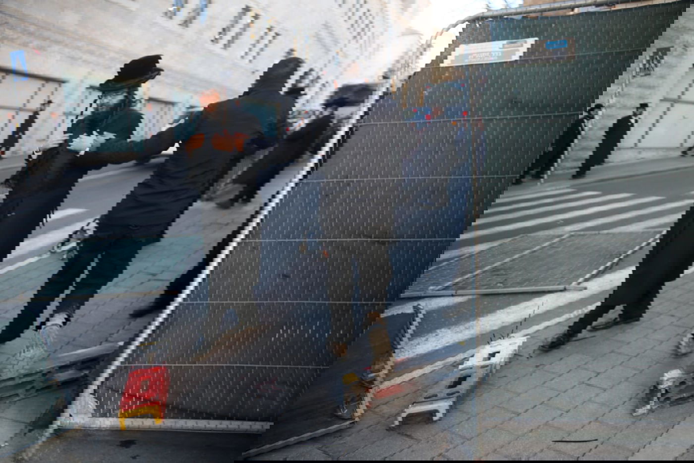 הקיצונים התיישבו עם ילדיהם באתר בניית הרכבת הקלה