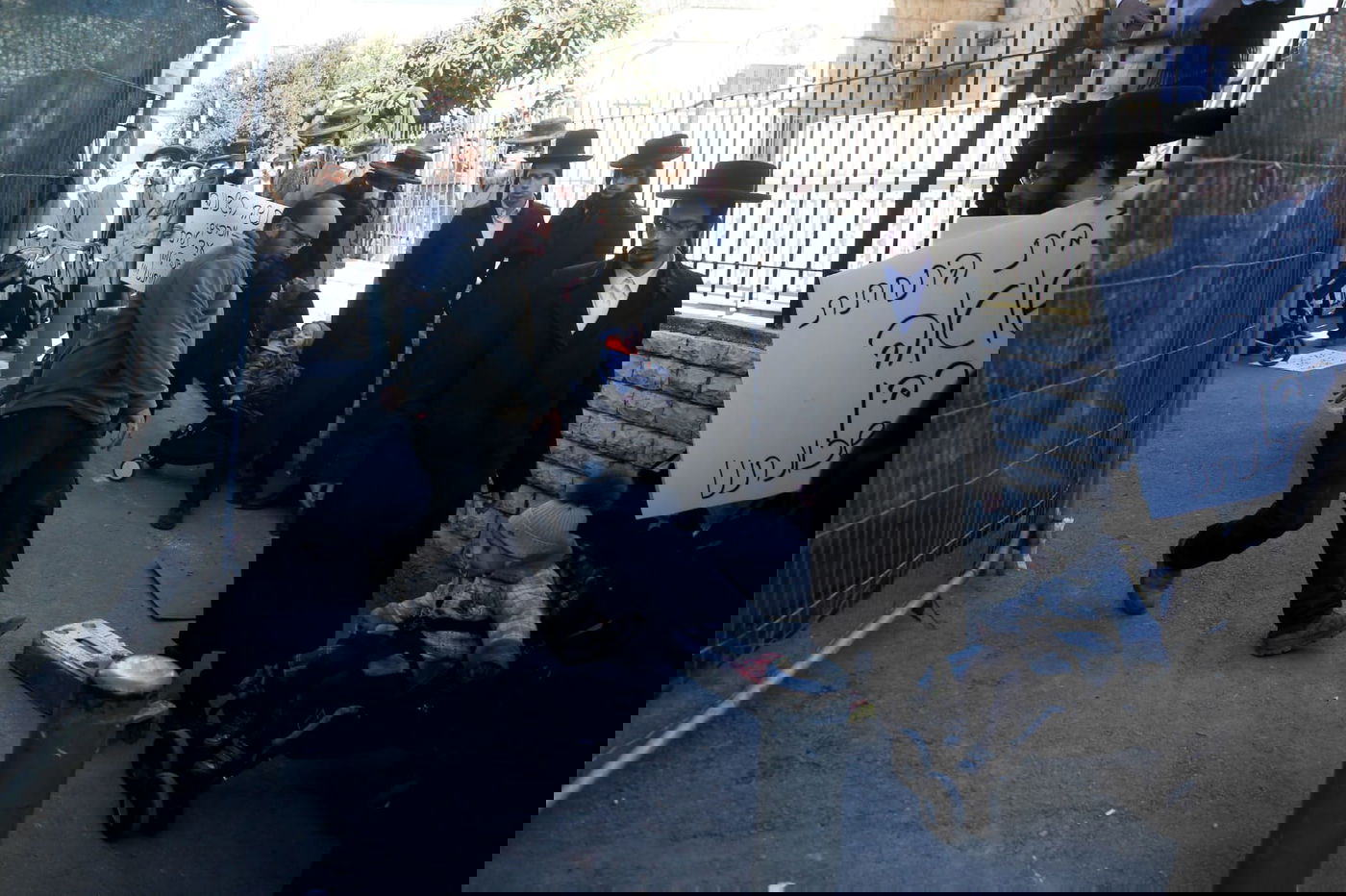 הקיצונים התיישבו עם ילדיהם באתר בניית הרכבת הקלה