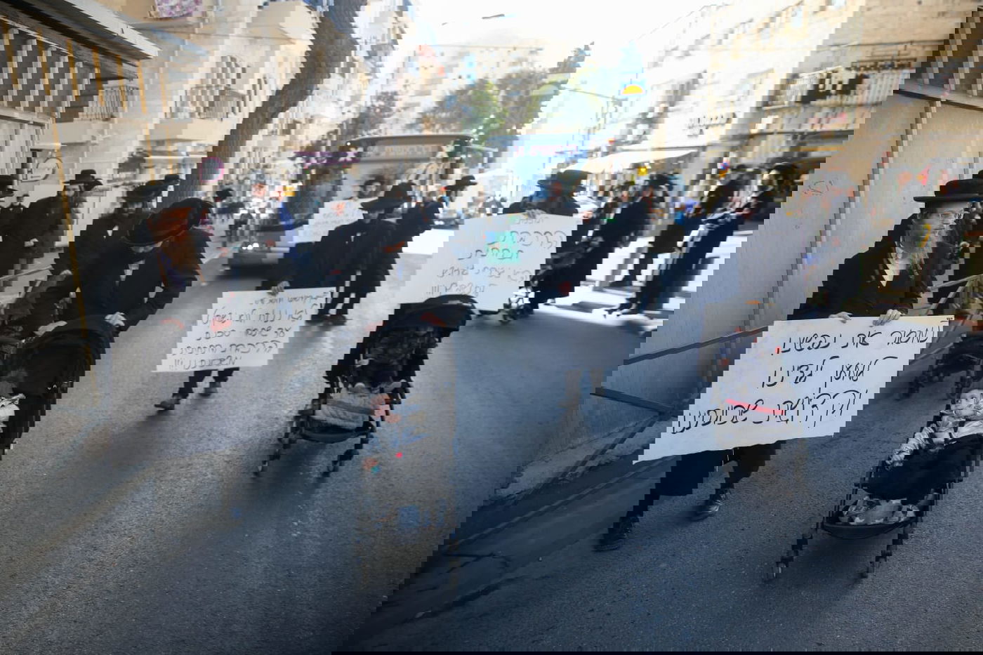 הקיצונים התיישבו עם ילדיהם באתר בניית הרכבת הקלה