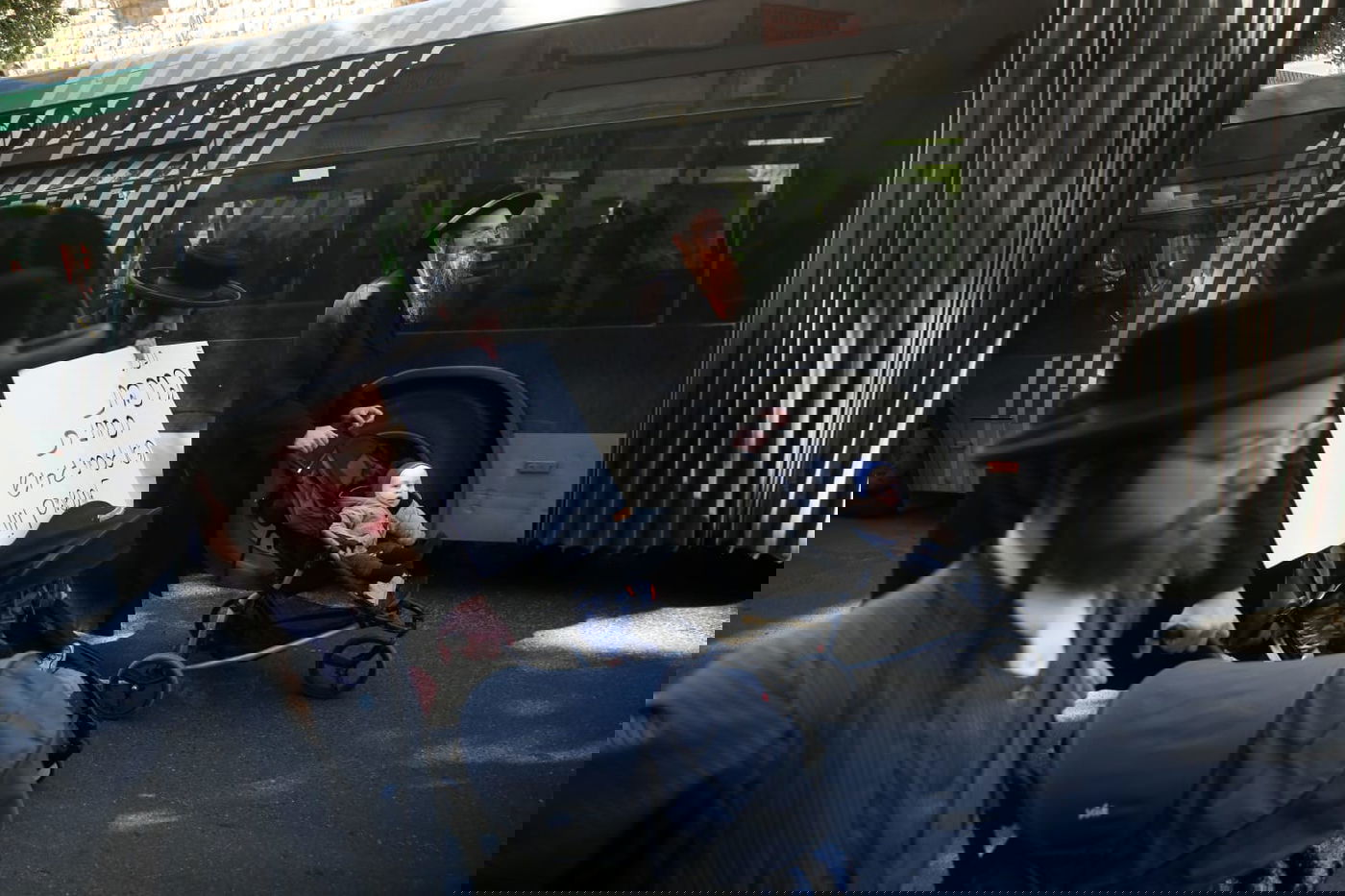 הקיצונים התיישבו עם ילדיהם באתר בניית הרכבת הקלה