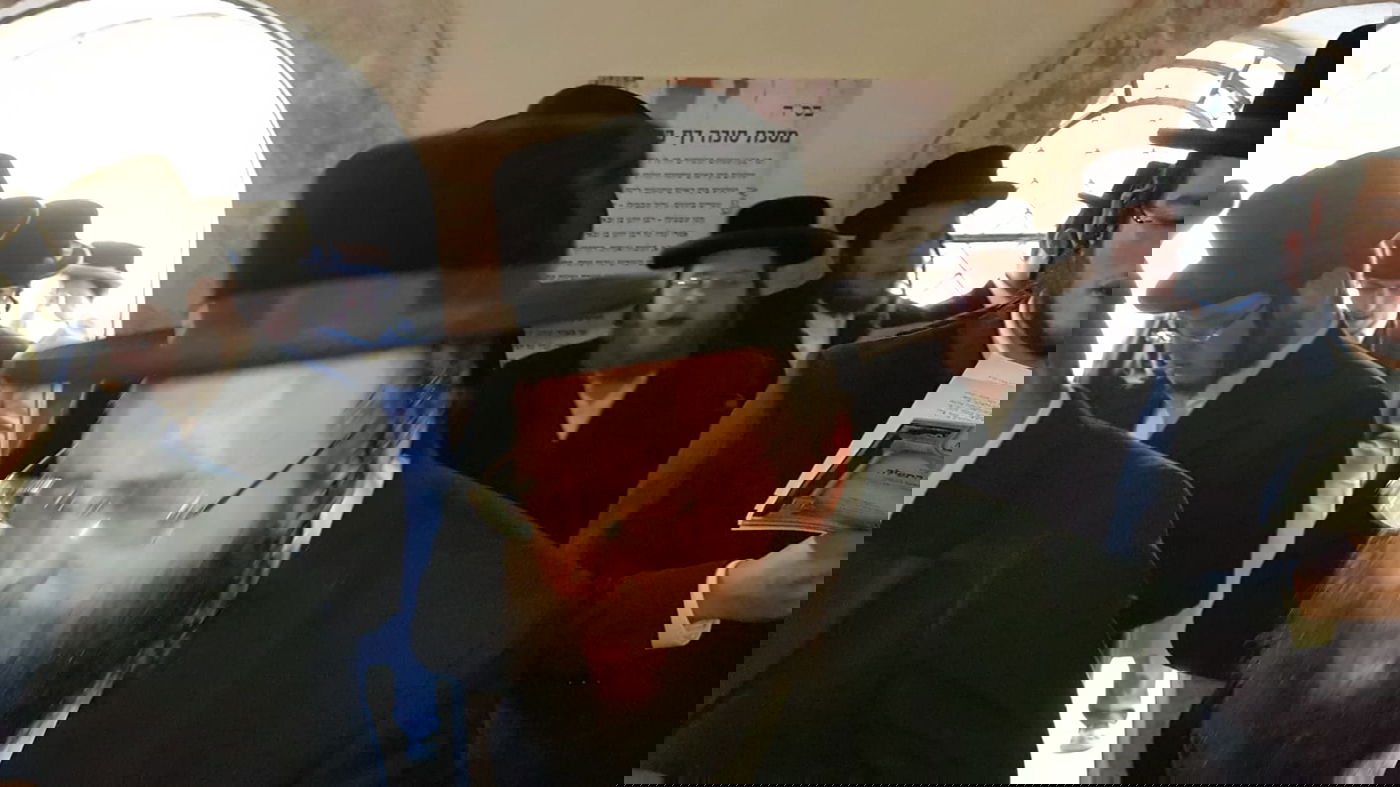 בחורי ישיבת 'חיי תורה' בתפילה בעמוקה