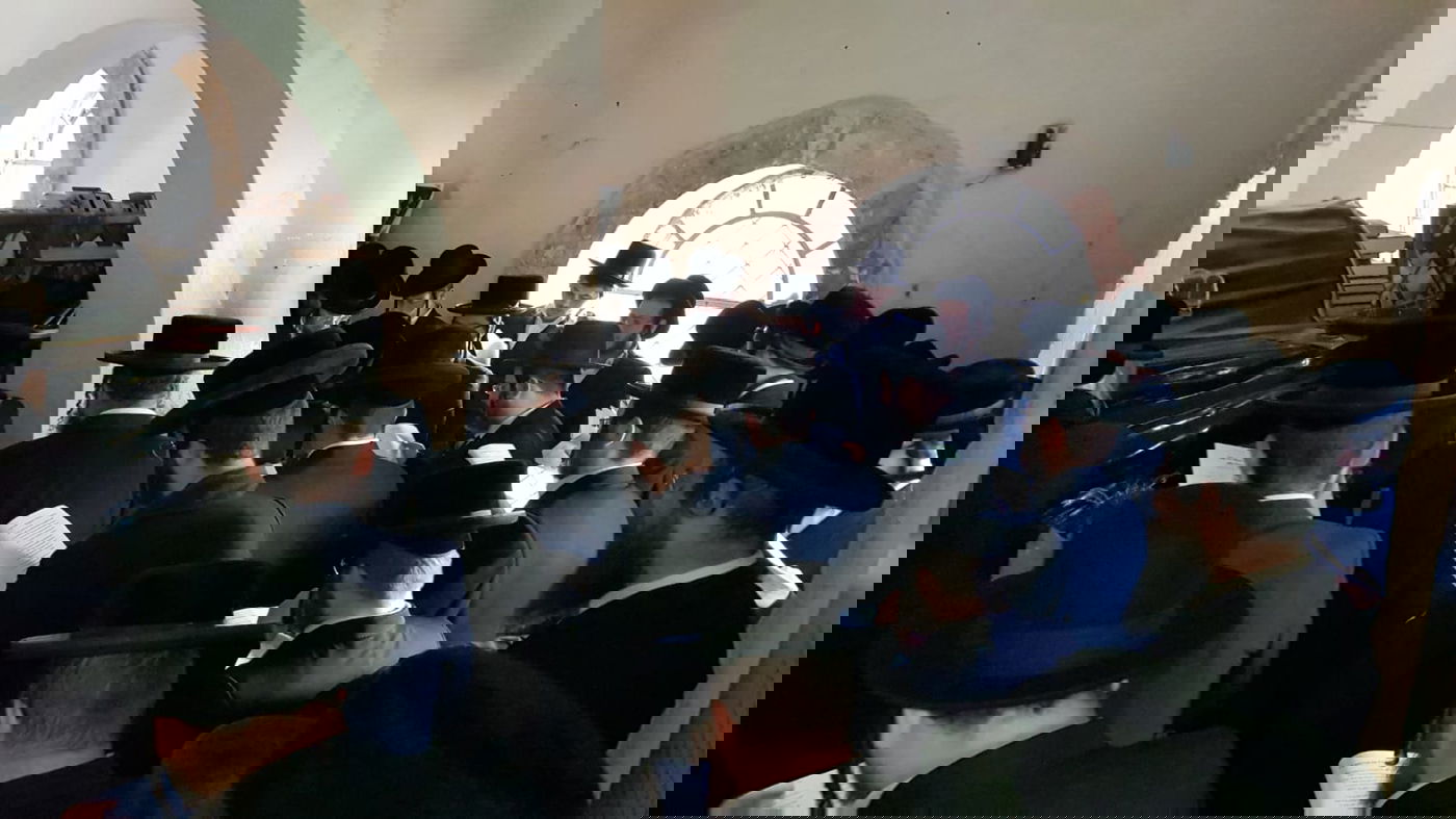 בחורי ישיבת 'חיי תורה' בתפילה בעמוקה