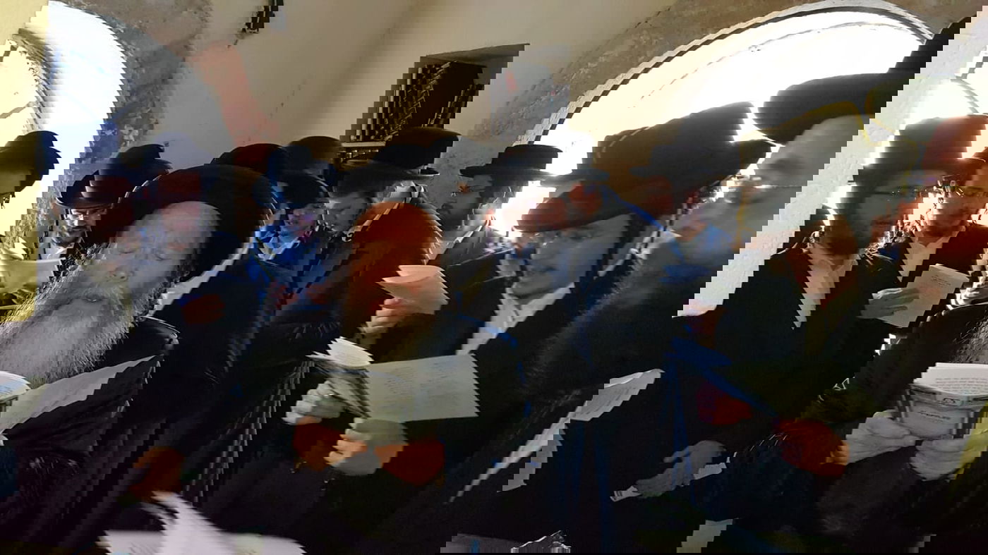 בחורי ישיבת 'חיי תורה' בתפילה בעמוקה