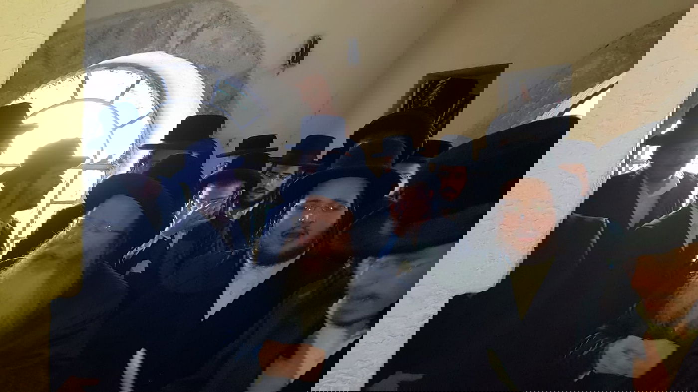 בחורי ישיבת 'חיי תורה' בתפילה בעמוקה