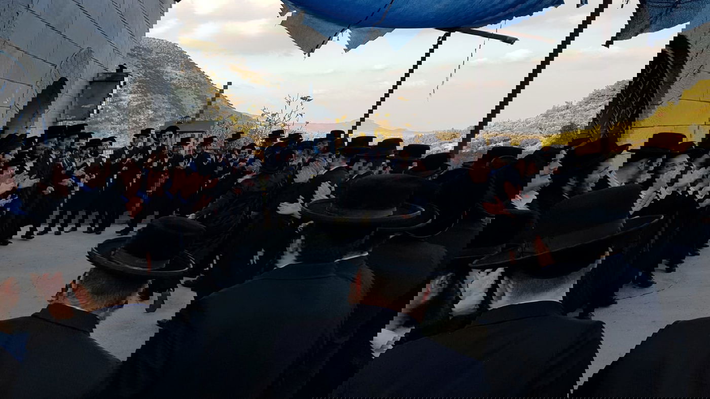 בחורי ישיבת 'חיי תורה' בתפילה בעמוקה