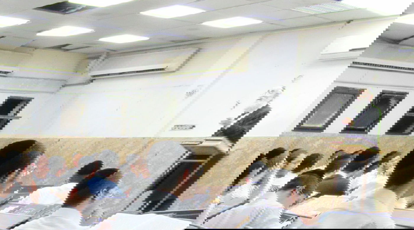 ראש הישיבה, הגאון הרב שמואל מרקוביץ', הדליק נר ראשון ומיד מסר את שיעורו