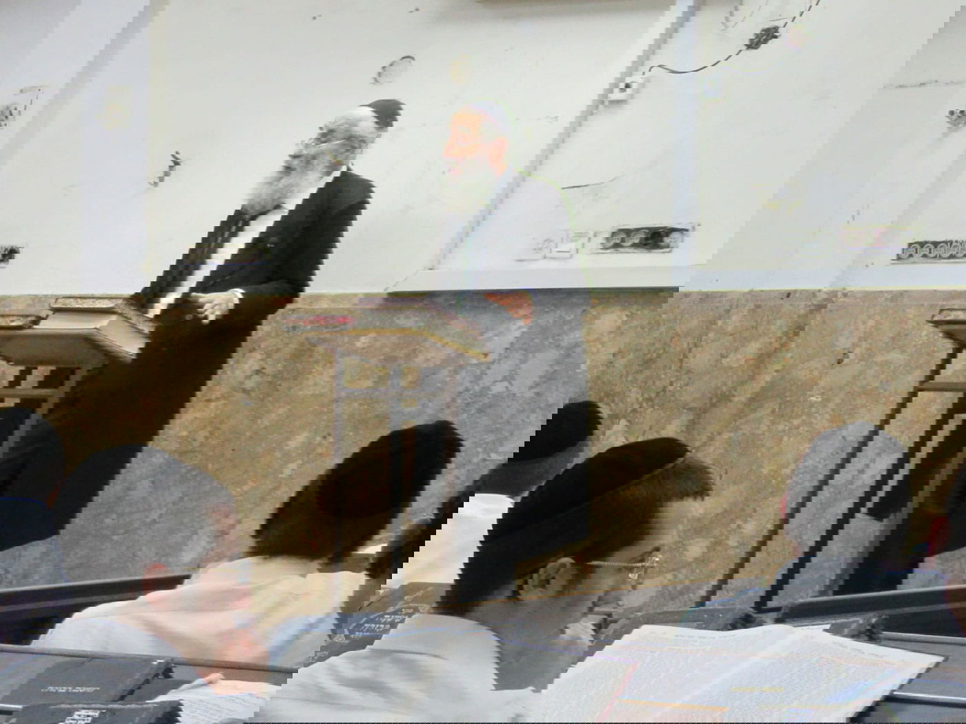 ראש הישיבה, הגאון הרב שמואל מרקוביץ', הדליק נר ראשון ומיד מסר את שיעורו