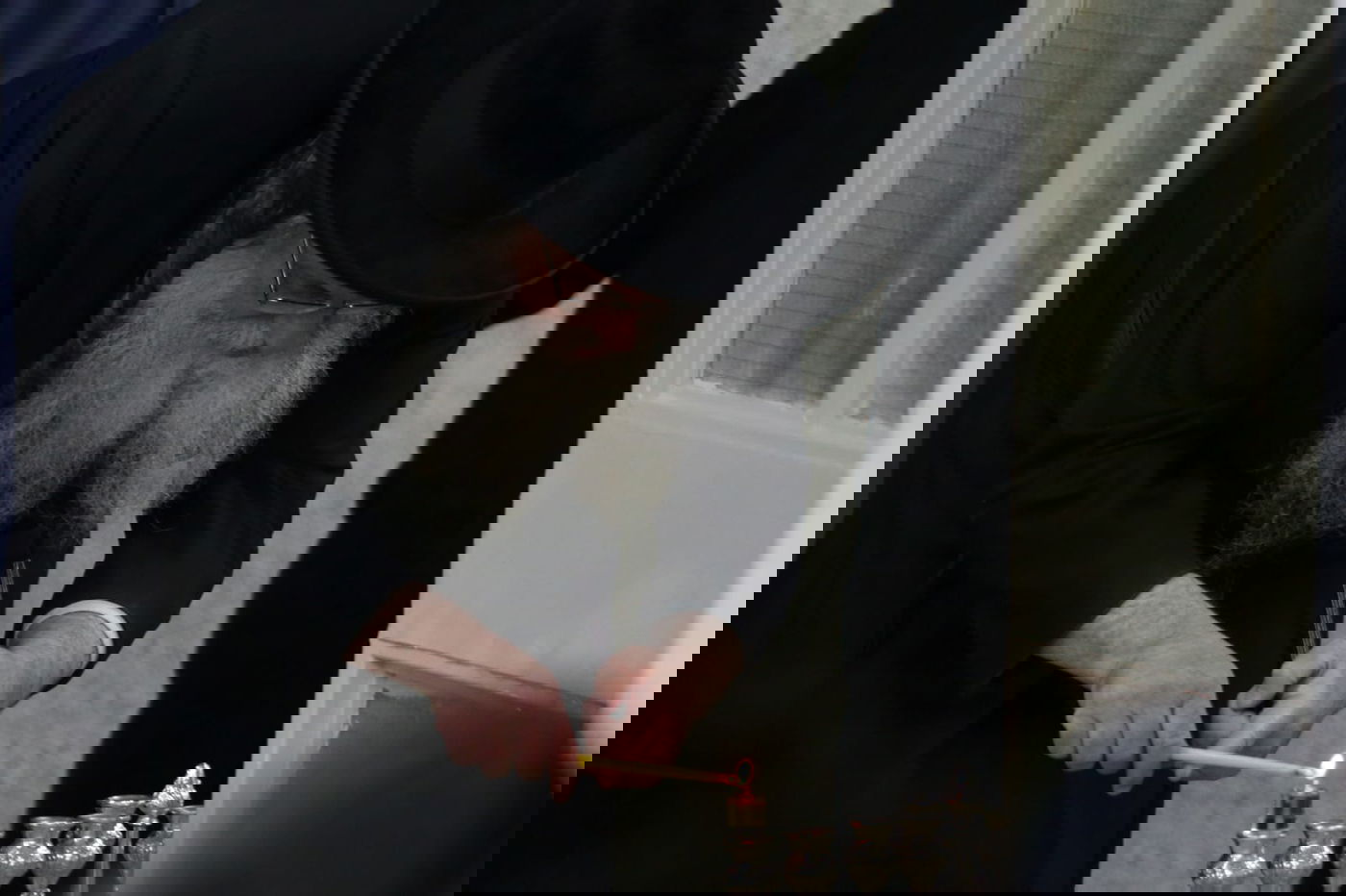 הגאון הרב שאול אלתר הדליק נר ראשון עם מאות מחסידיו