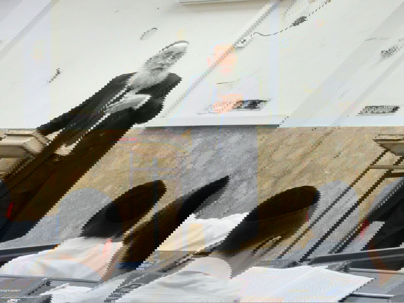 ראש הישיבה, הגאון הרב שמואל מרקוביץ', הדליק נר ראשון ומיד מסר את שיעורו