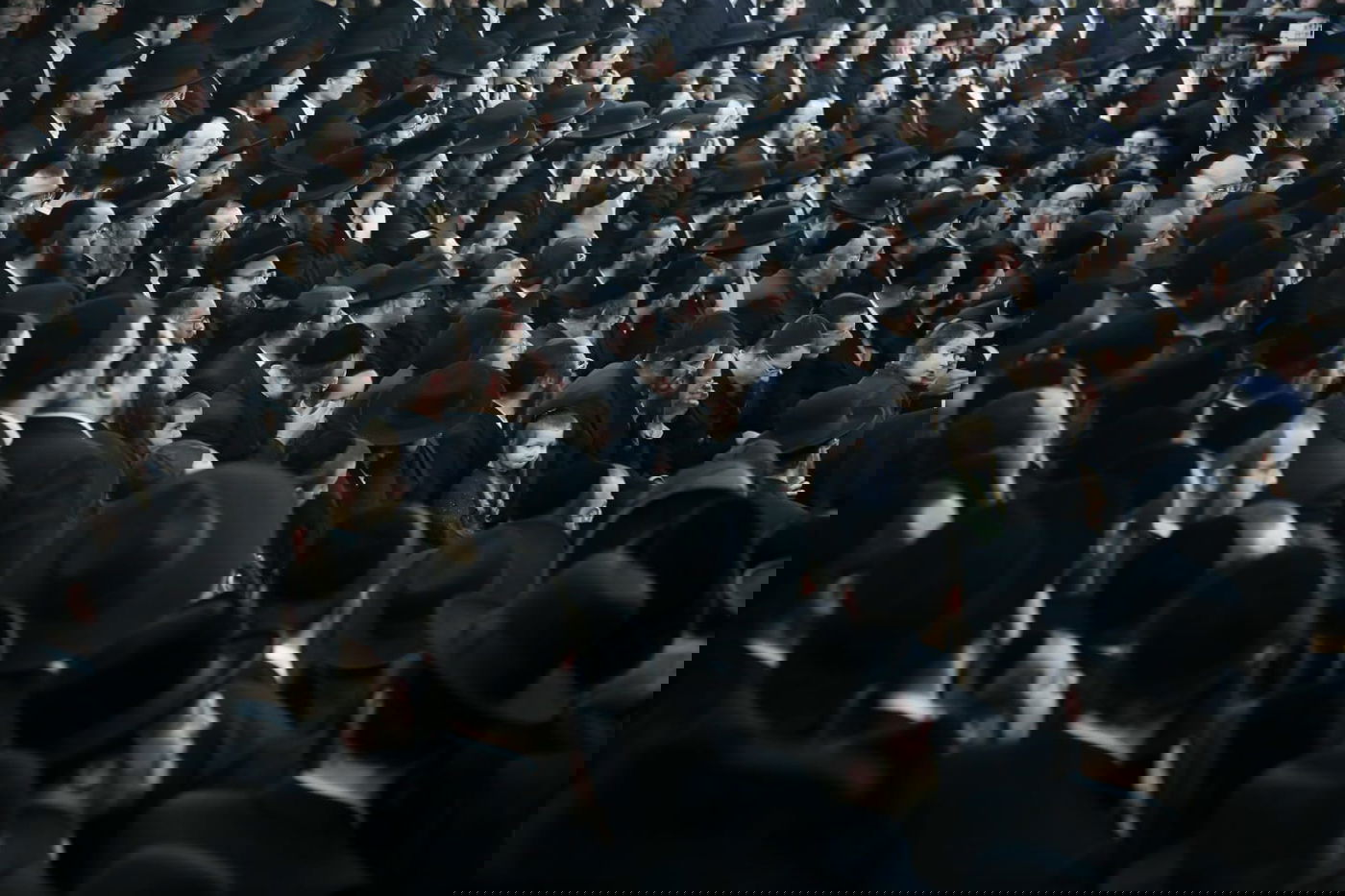 הגאון הרב שאול אלתר הדליק נר ראשון עם מאות מחסידיו