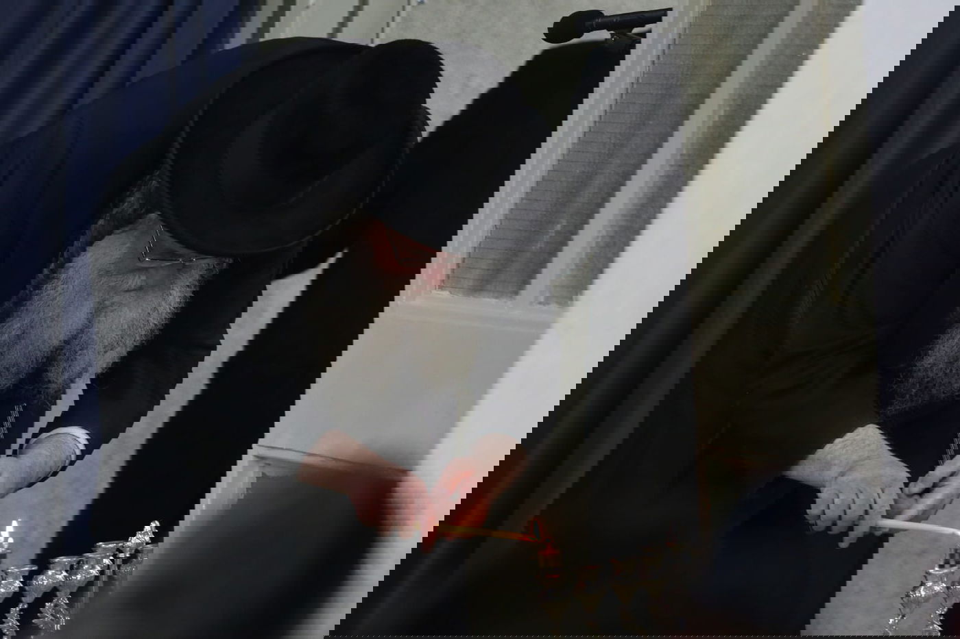 הגאון הרב שאול אלתר הדליק נר ראשון עם מאות מחסידיו