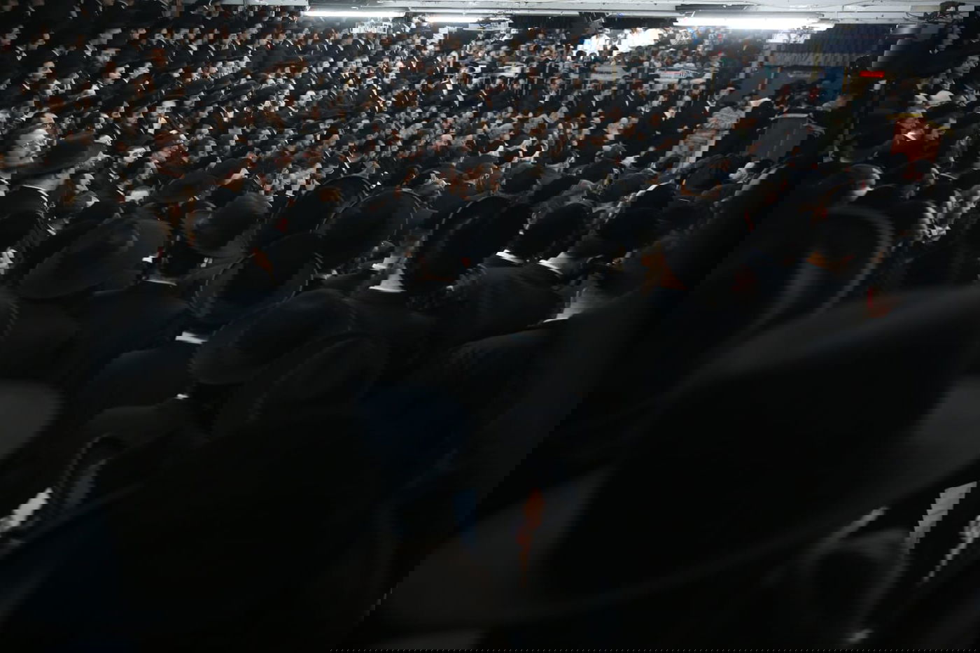 הגאון הרב שאול אלתר הדליק נר ראשון עם מאות מחסידיו