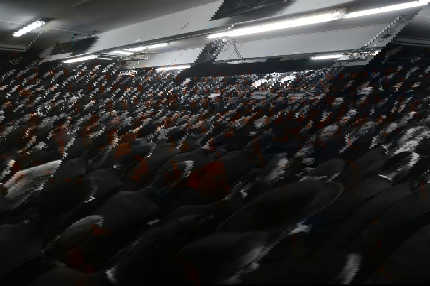 הגאון הרב שאול אלתר הדליק נר ראשון עם מאות מחסידיו