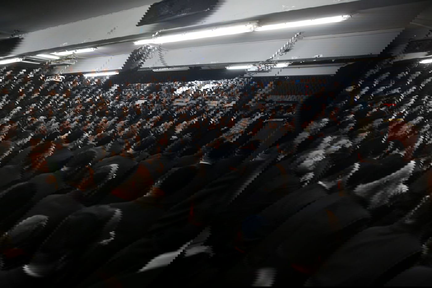 הגאון הרב שאול אלתר הדליק נר ראשון עם מאות מחסידיו