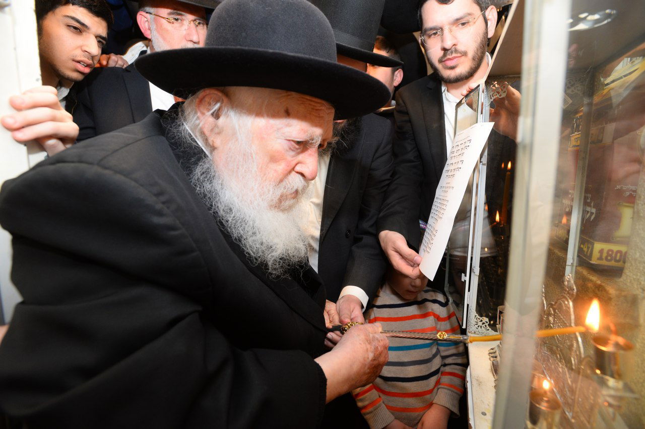תיעוד: מרן הגר"ח קנייבסקי מדליק נר ראשון