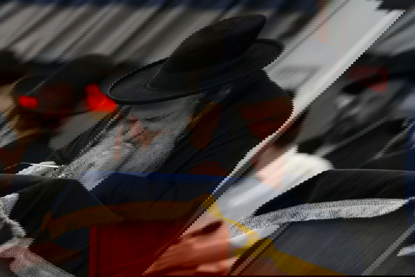 הגאון הרב שאול אלתר הדליק נר ראשון עם מאות מחסידיו