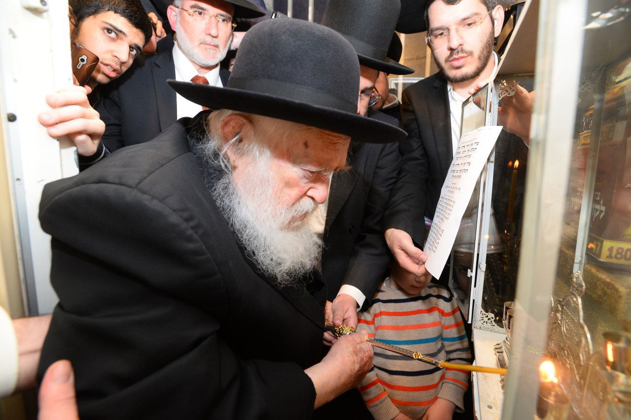 תיעוד: מרן הגר"ח קנייבסקי מדליק נר ראשון