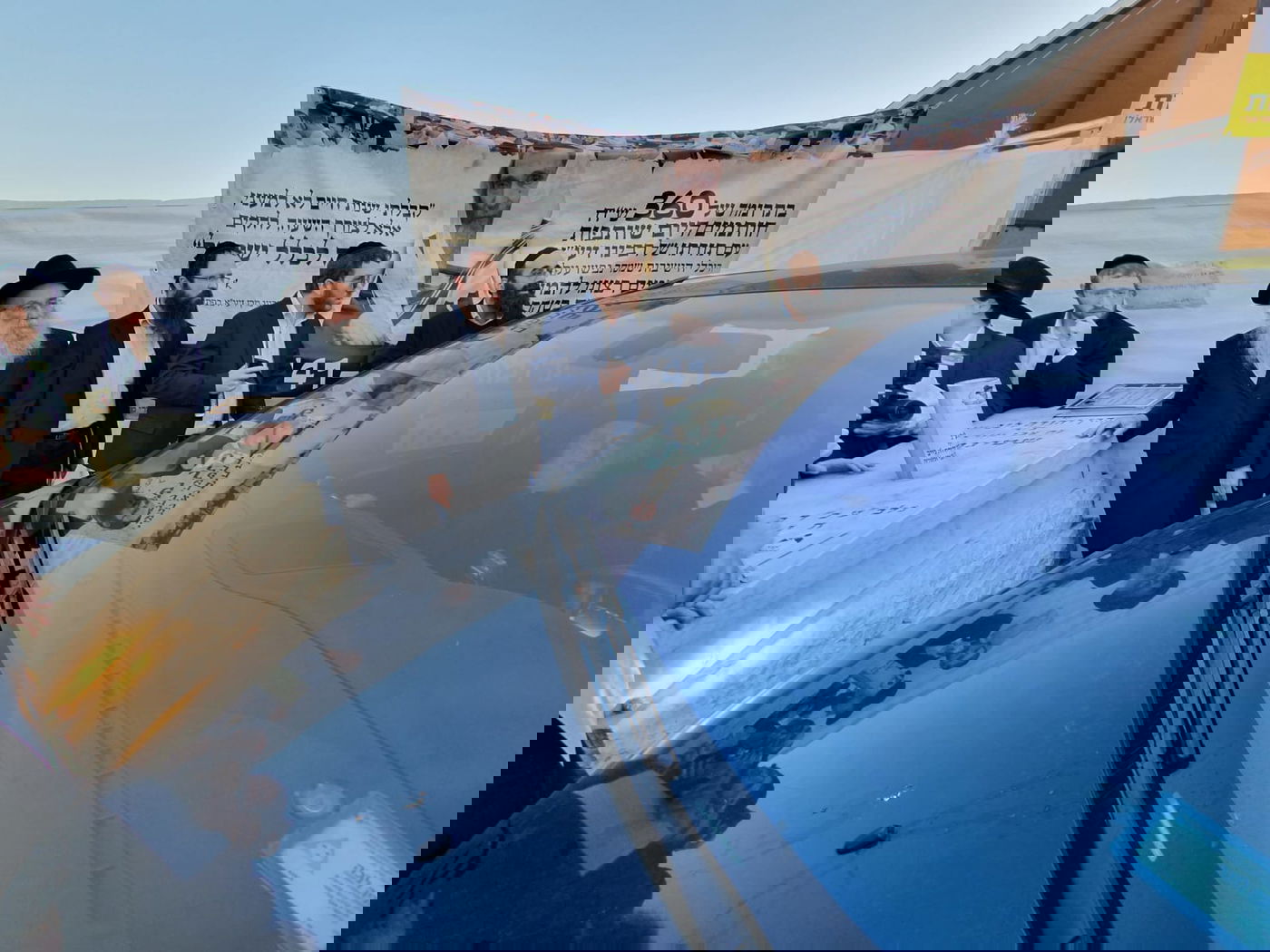 מרן הגר"ח קנייבסקי עלה לציונו של מרן הרב שטיינמן זצ"ל