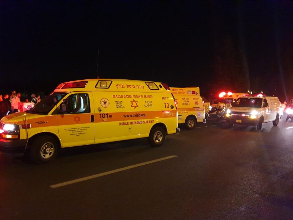 אוטובוס התנגש בתחנה וסטה לצד הכביש: ארבעה הרוגים