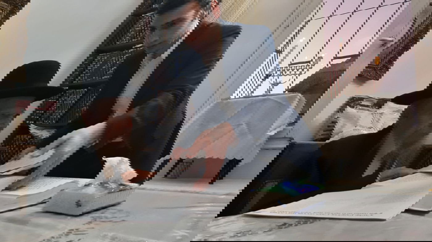 ראש הישיבה הדליק נר ראשון, ושקע בלימוד