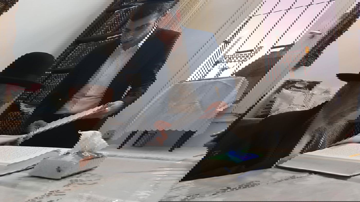 ראש הישיבה הדליק נר ראשון, ושקע בלימוד