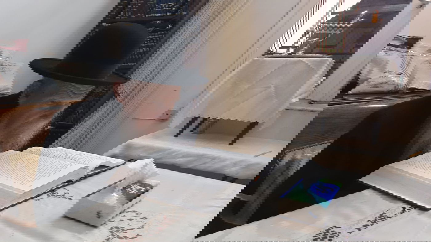 ראש הישיבה הדליק נר ראשון, ושקע בלימוד