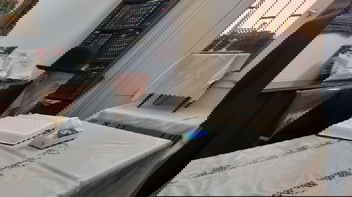 ראש הישיבה הדליק נר ראשון, ושקע בלימוד