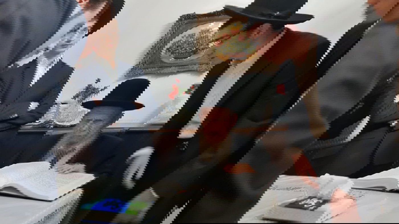 ראש הישיבה הדליק נר ראשון, ושקע בלימוד