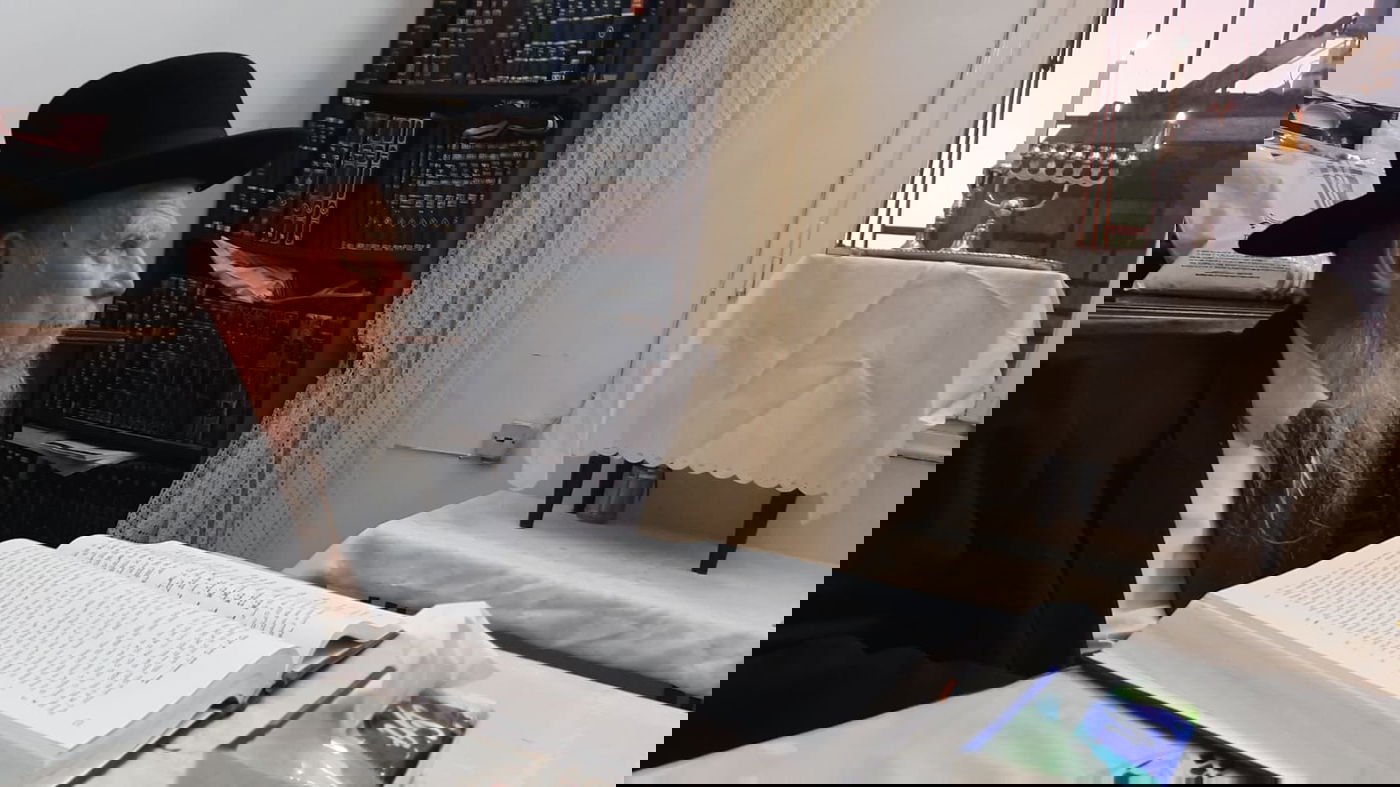 ראש הישיבה הדליק נר ראשון, ושקע בלימוד