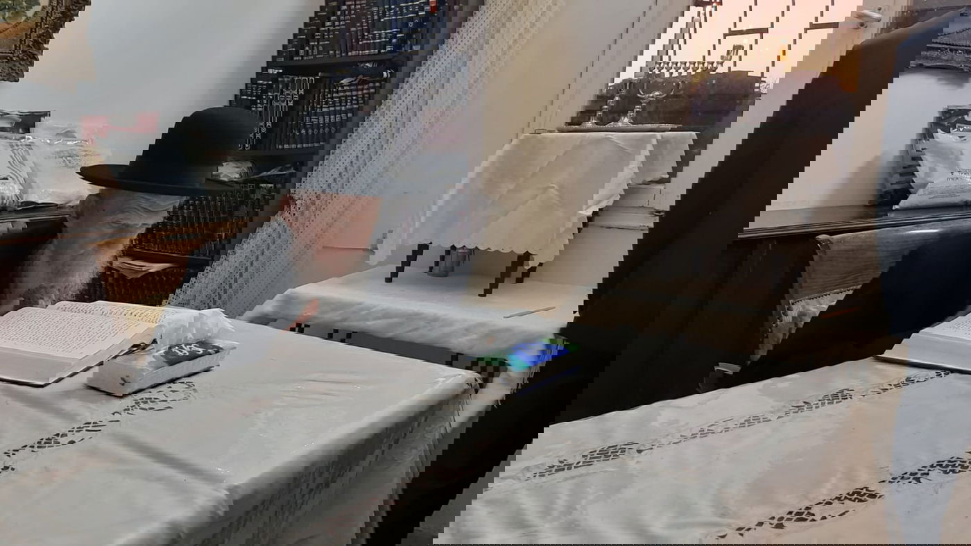 ראש הישיבה הדליק נר ראשון, ושקע בלימוד