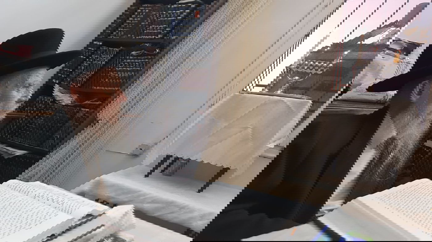 ראש הישיבה הדליק נר ראשון, ושקע בלימוד