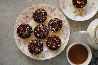 מתכון למיני דונאטס אפויים עם זיגוג שוקולד וסוכריות