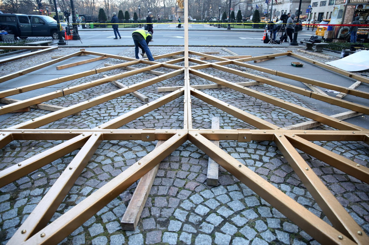 כך הוקמה המנורה הגדולה בעולם בלב מנהטן